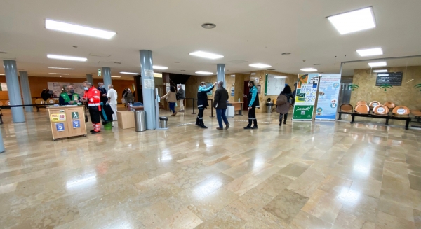 El Área de Gestión Sanitaria Sur de Córdoba continúa sustituyendo las luminarias del Hospital Infanta Margarita a tecnología led
